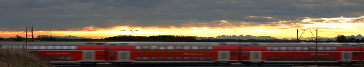 Ein Doppelstockzug von Mühldorf nach München am Rande Markt Schwabens wurde am 23.12.13 bewegungsunscharf fotografiert. Im Hintergrund sind die Alpen zu erkennen. Hier eine andere Version.