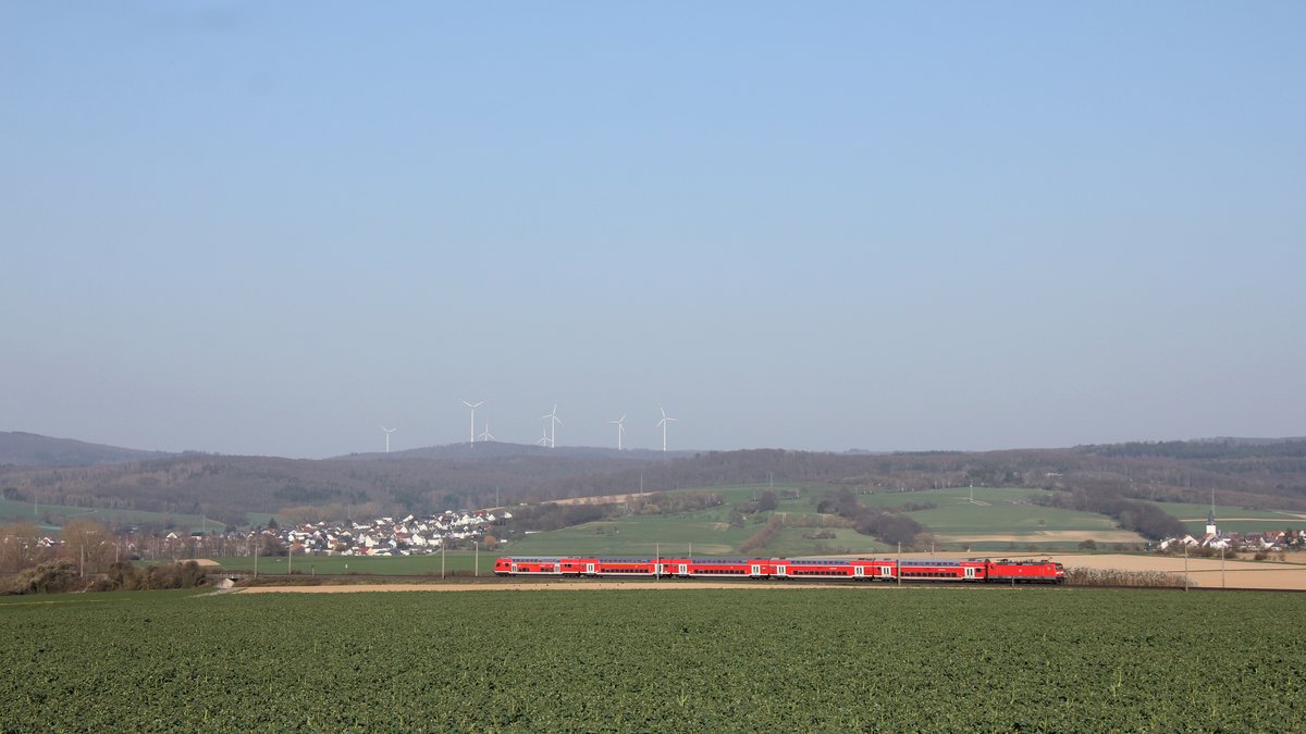 Ein Doppelstockzug der RB 22, geschoben von 143 189, fährt über die Main-Lahn-Bahn nach Limburg(Lahn) und erreicht in wenigen Minuten Bad Camberg. Da die Züge des Taunus-Netzes an diesem Freitag (27.03.2020) im Samstag-Fahrplan fuhren und die RB21 den gewöhnlichen Wochentag-Fahrplan fuhr, fuhr diese RB 15266 auf der selben Trasse wie die RB 25642 aus Wiesbaden nach Niedernhausen. Die RB 25642 aus Wiesbaden fuhr vorher, wodurch die RB 15266 von Frankfurt kommend ab Niedernhausen mit acht Minuten Verspätung fuhr.