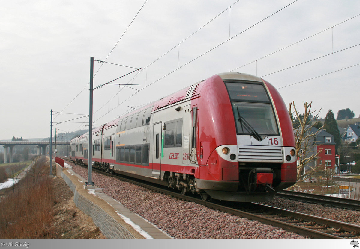 Ein Doppelstockzug der Reihe 2200, hier 2216, erreicht am 3. März 2018 den Bahnhof Mertert / Luxemburg.