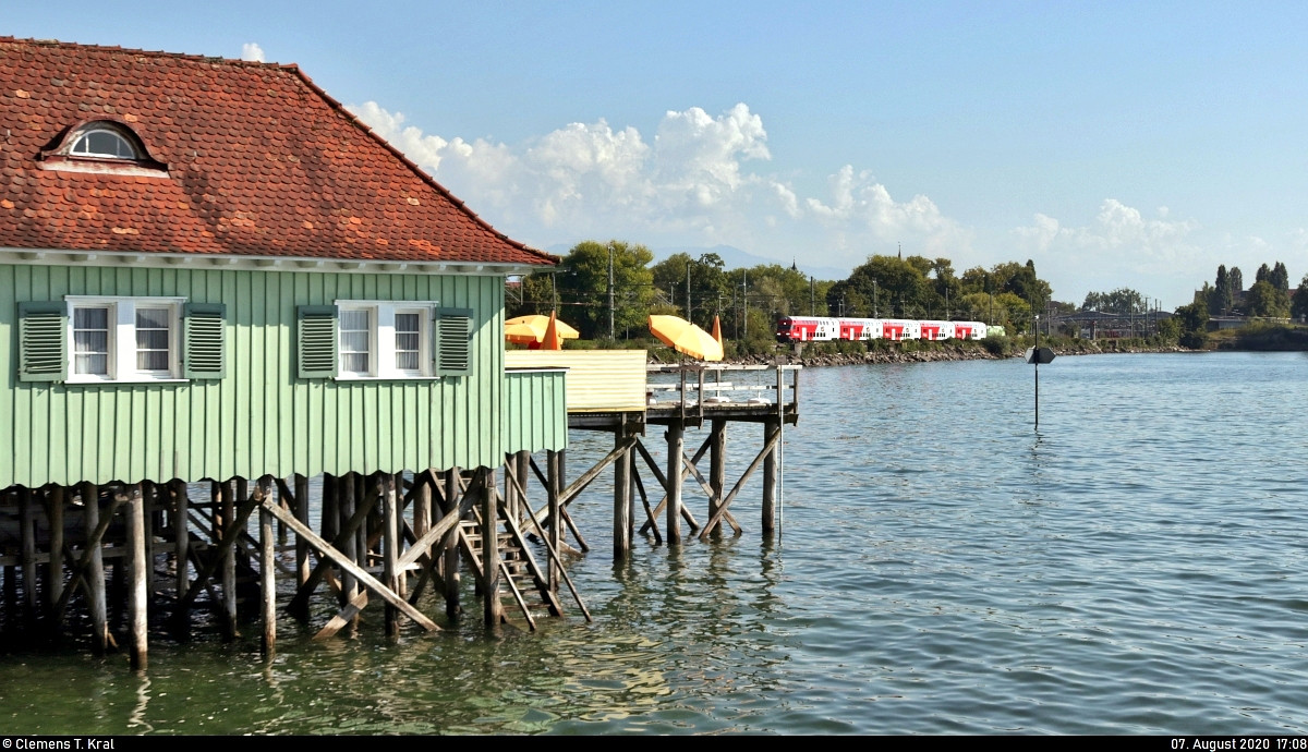 Ein doppelstöckiger CityShuttle-Wendezug mit Schublok 1116 ??? (Siemens ES64U2) ist unterwegs auf dem Bodenseedamm bei Lindau Hbf.

🧰 S-Bahn Vorarlberg (ÖBB)
🚝 S1 Lindau Hbf–Bludenz (A) [+5]
🚩 Bahnstrecke Lindau–Bludenz (ÖBB KBS 401)
🕓 7.8.2020 | 17:08 Uhr

(verbesserte Version)