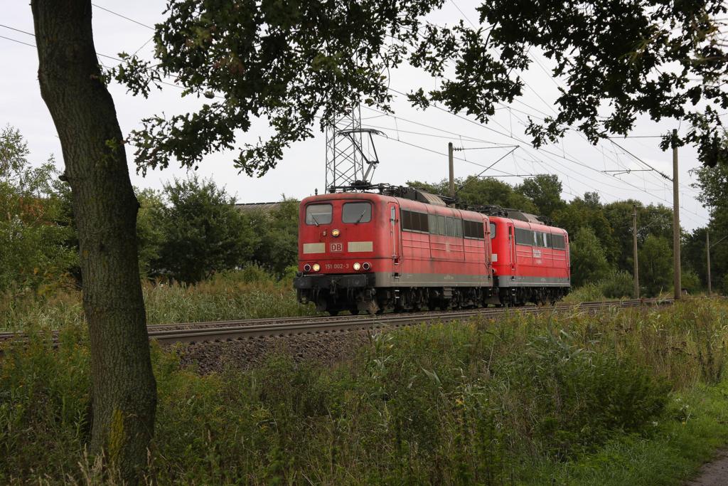 Ein  Doppeltes Lottchen  fhrt in Form der 151002 und 151068 am 20.09.2013
um 14.29 Uhr an Lstringen in Richtung Osnabrck vorbei.