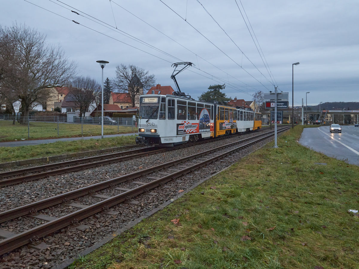 Ein Doppeltraktion KT4D, gefhrt von Wagen 309 der Geraer Verkehrsbetriebe war am 30.12.2021 gerade auf dem Weg von Bieblach Ost nach Lusan/Zeulsdorf und hatte gerade die Haltestelle Fugngerbrcke verlassen.