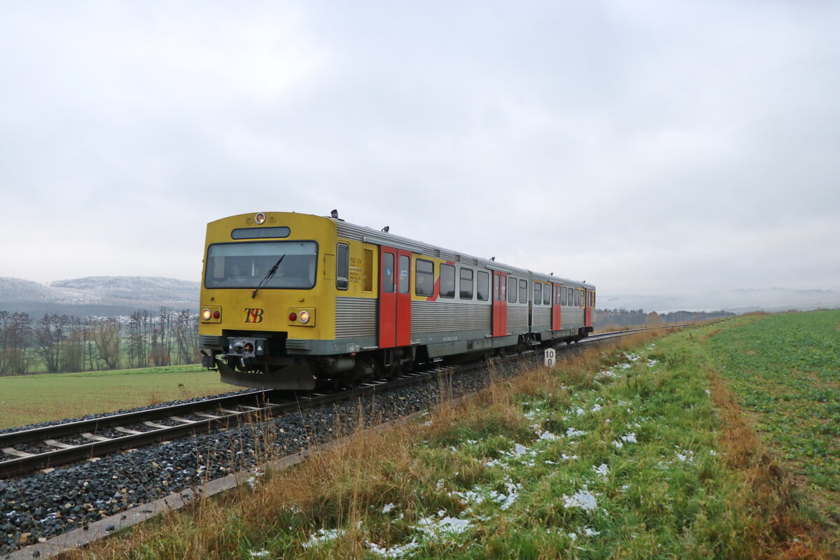 Ein Doppeltriebwagen der Bauart VT2E unterwegs im Taunus, in wenigen Minuten wird der Bahnhof Wehrheim erreicht.
Wehrheim 5.12.2022