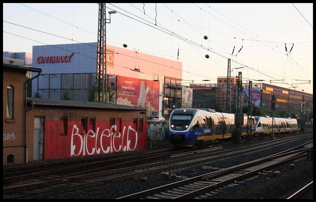 Ein Doppelzug der Nordwestbahn fährt am 06.09.2016 um 07.00 Uhr im ersten Morgenlicht aus dem HBF Bielefeld nach Osnabrück aus. Die VT 643312 und der mit Werbefolie versehene VT 643346 bilden das interessante Gespann.