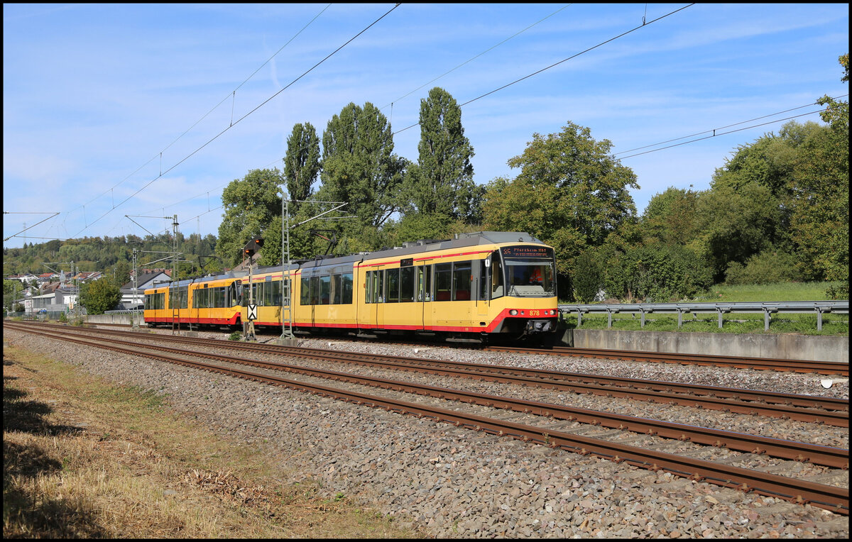 Ein Doppet ET mit vorne 878 ist hier am 23.9.2026 als S 5 um 14.51 Uhr auf der Pfinztalbahn nach Pforzheim unterwegs.