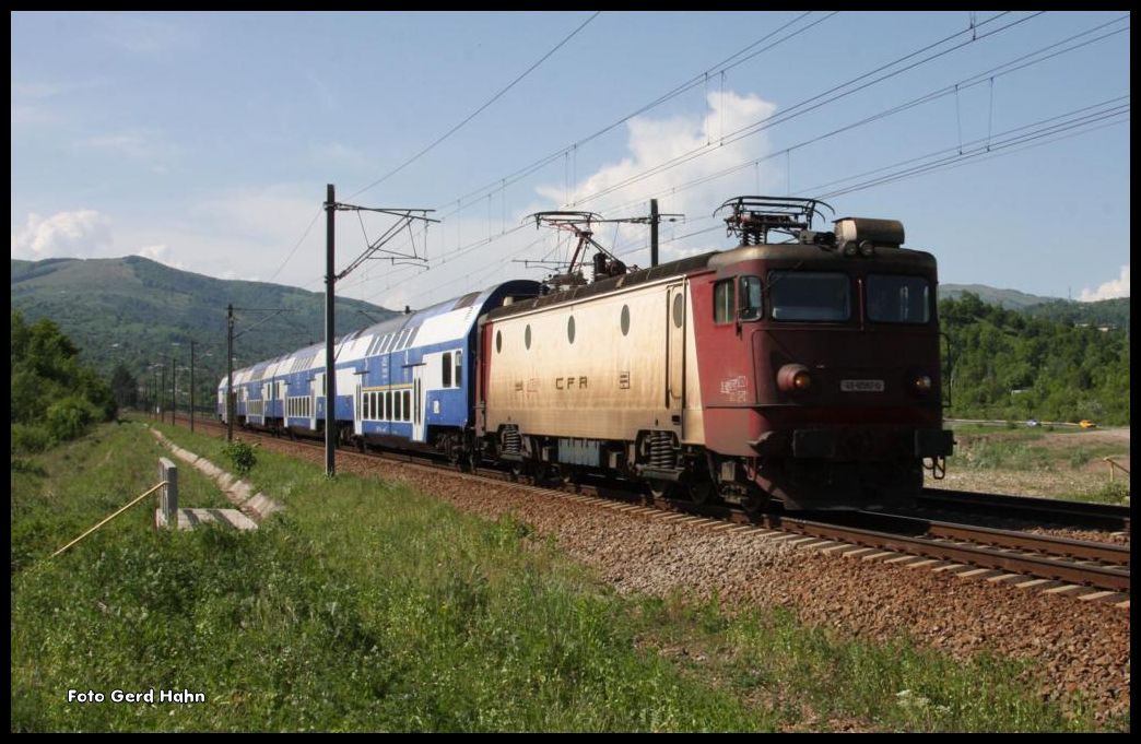 Ein Dosto aus Brasov mit Zuglok 41-0587-0 erreicht hier am 22.5.2015 den Haltepunkt Breadsa Nord.