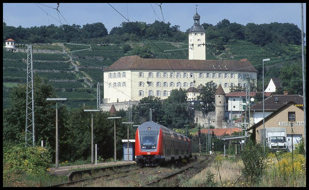 Ein Dosto mit Steuerwagen voraus hält hier aus Heidelberg kommend unterhalb des Schloss Horneck am 23.8.2002 um 14.02 Uhr in Gundelsheim am Neckar.