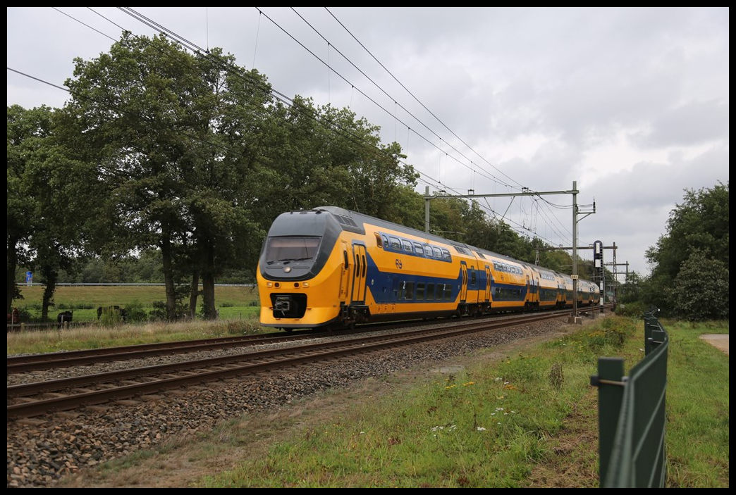 Ein Dosto Triebwagen Zug ist hier am 4.10.2023 um 12.41 Uhr bei Stroe in Richtung Apeldoorn unterwegs.