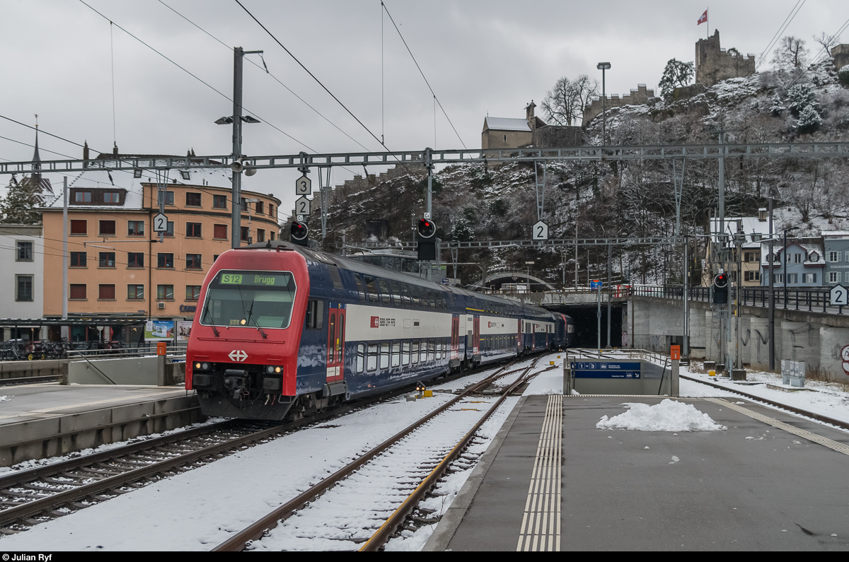 Ein DPZ erreicht am 14. Januar 2017 als S12 Baden.