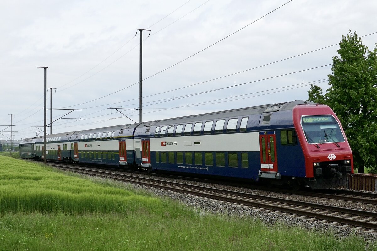 Ein DPZ mit der schiebenden Re 450 005  Kilchberg  als S7 nach Winterthur am 18.5.23 bei Bassersdorf.