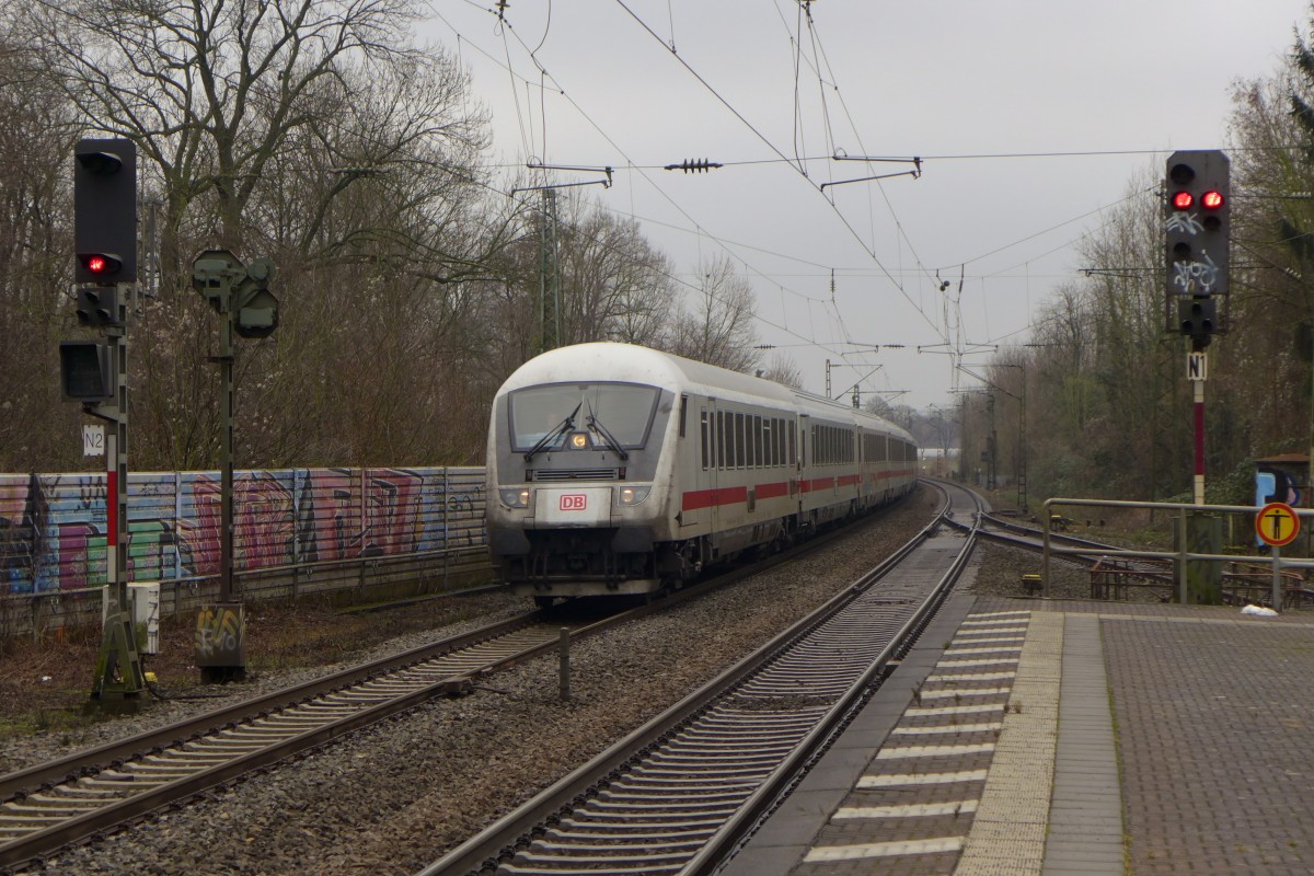 Ein dreckiger Steuerwagen am Anfang des IC 2226 (Passau Hbf - Kiel Hbf) in Brühl. Geschoben wird der Zug von 101 098-2. (23.01.2016)