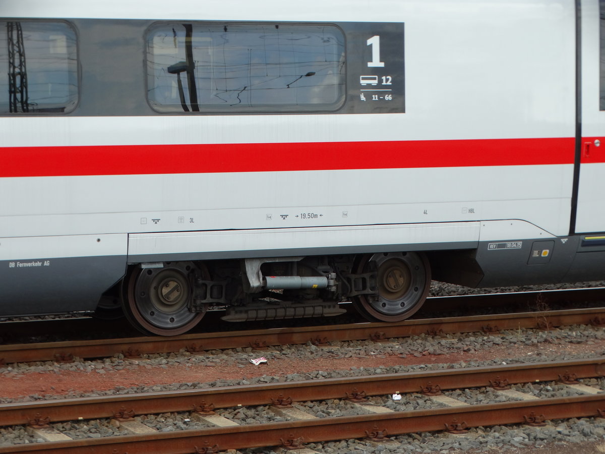 Ein Drehgestell von DB Fernverkehr ICE 4 9001 (412 001) am 18.08.17 in Hanau Hbf Südteil vom einen Bahnsteig aus fotografiert