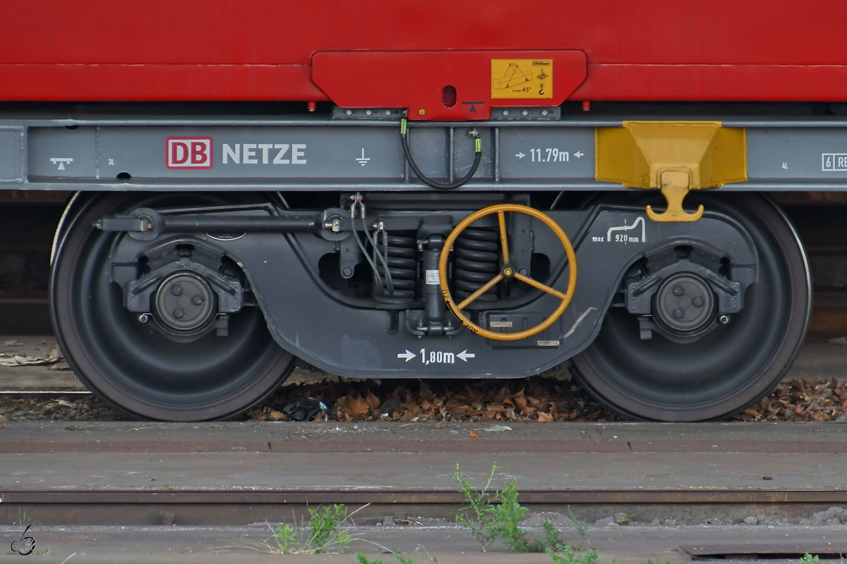 Ein Drehgestell des am Hauptbahnhof Wanne-Eickel abgestellten Kranzuges der DB Netz Notfalltechnik. (Juni 2020)