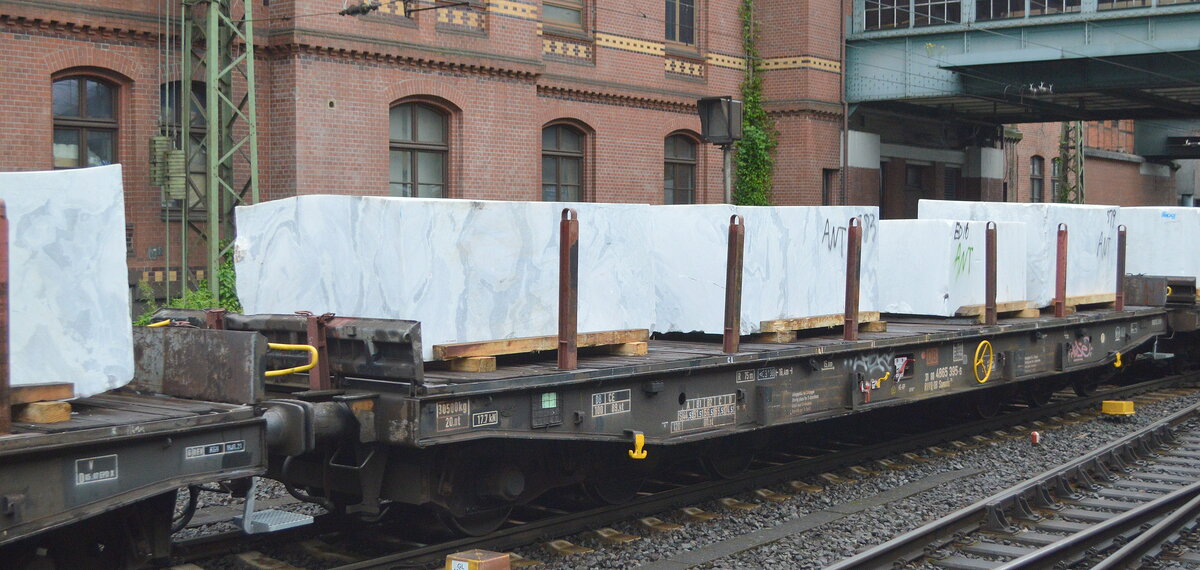 Ein Drehgestell-Flachwagen der DB Cargo mit der Nr. 31 RIV 80 D-DB 4865 395-6 Samms 709 beladen mit Marmorblöcken in eimen gemischten Güterzug am 25.08.21 Bf. Hamburg-Harburg.