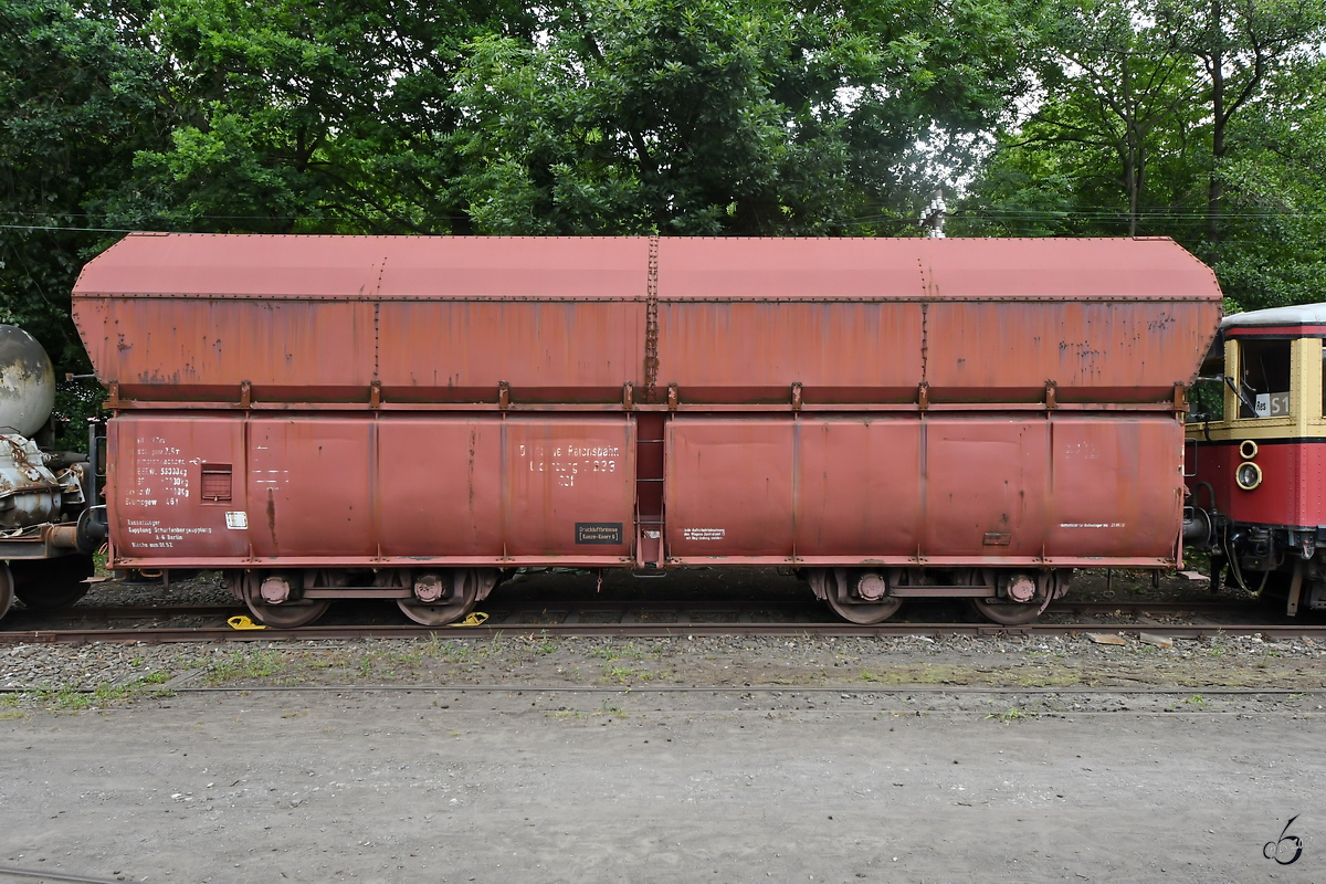 Ein Drehgestell-Schüttgutwagen mit schlagartiger Schwerkraftentladung Anfang Juni 2019 im Eisenbahnmuseum Bochum.
