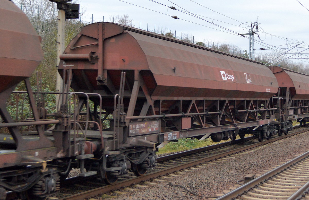 Ein Drehgestell-Schüttgutwagen mit Schwenkdach und dosierbarer Schwerkraftentladung vom tschechischen Einsteller CD Cargo, a.s. für Getreidetransporte in einem Getreidezug mit der Nr. 31 RIV 54 CZ-CDC 0825 066-5 Tadgns am 29.12.20 Bf. Berlin Hohenschönhausen.