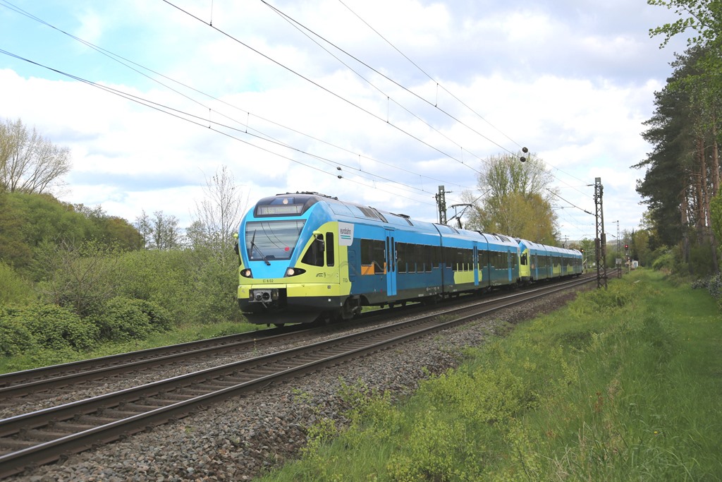 Ein Drei- und ein Fünfteiler der Eurobahn ist hier am 21.4.2024 um 14.33 Uhr als RB 66 auf dem Weg nach Münster. Es führt ERB ET 8.02 hier kurz vor dem Lengericher Tunnel.
