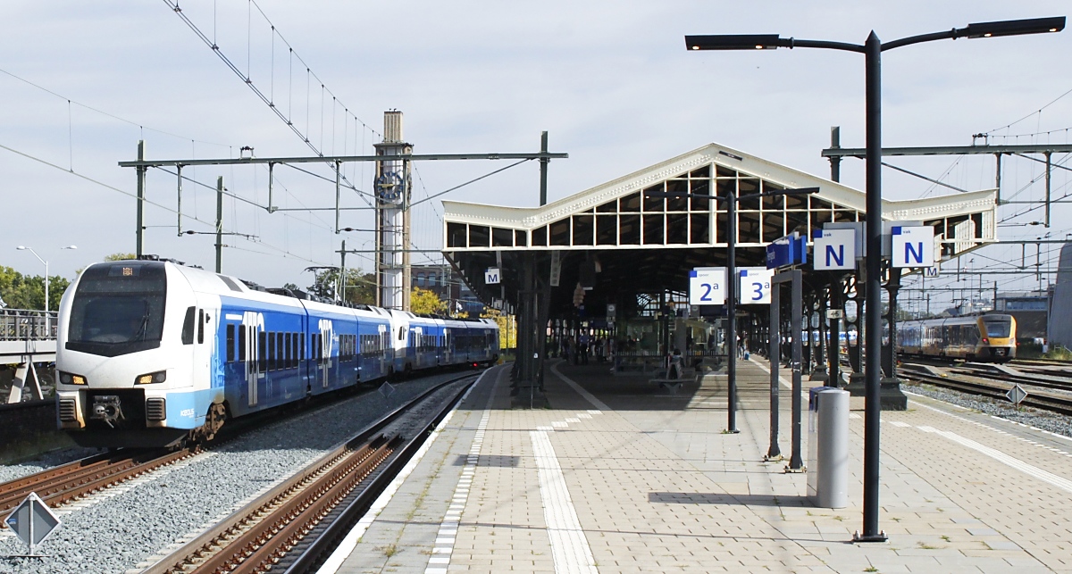 Ein drei- und vierteiliger Blauwnet-Flirt3 verlassen am 27.09.2023 mit einem RS 23 von Enschede nach Zwolle am 27.09.2023 den Bahnhof Hengelo