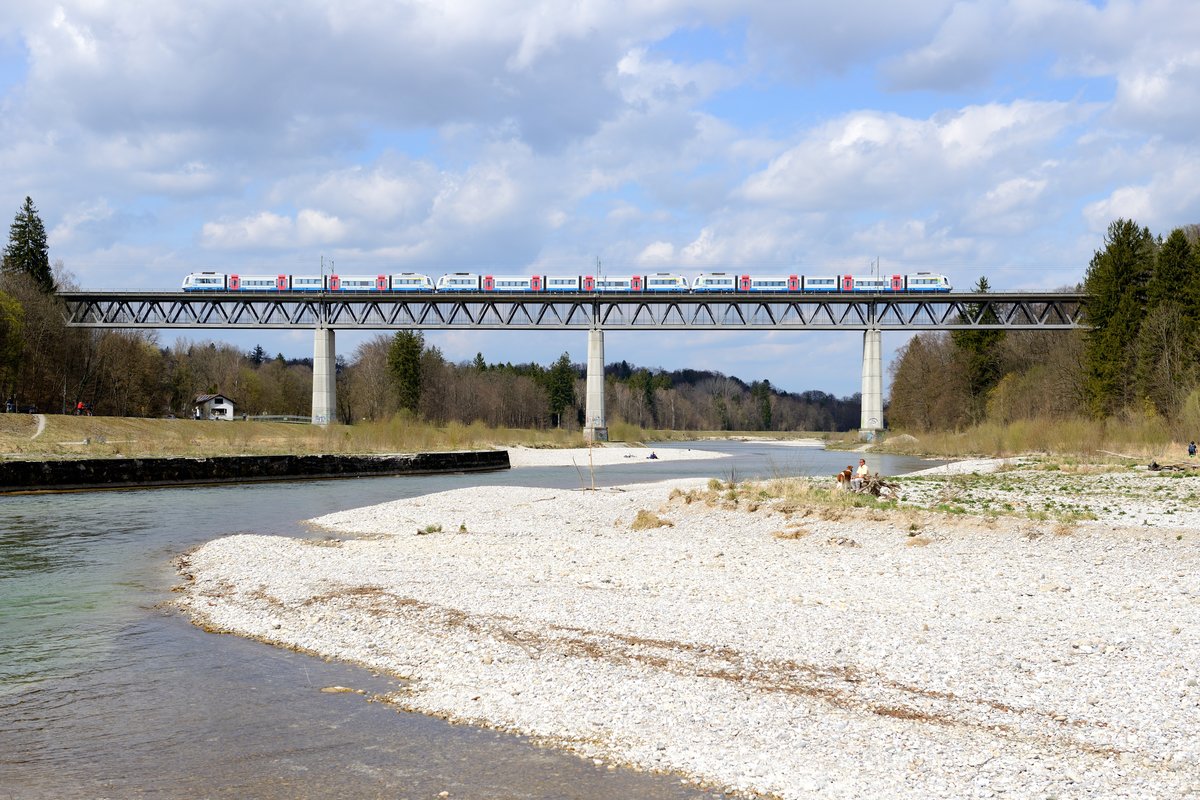 Ein Dreigespann Integrale der BOB überquert in flotter Fahrt die Großhesseloher Brücke am Stadtrand von München (13. April 2015).