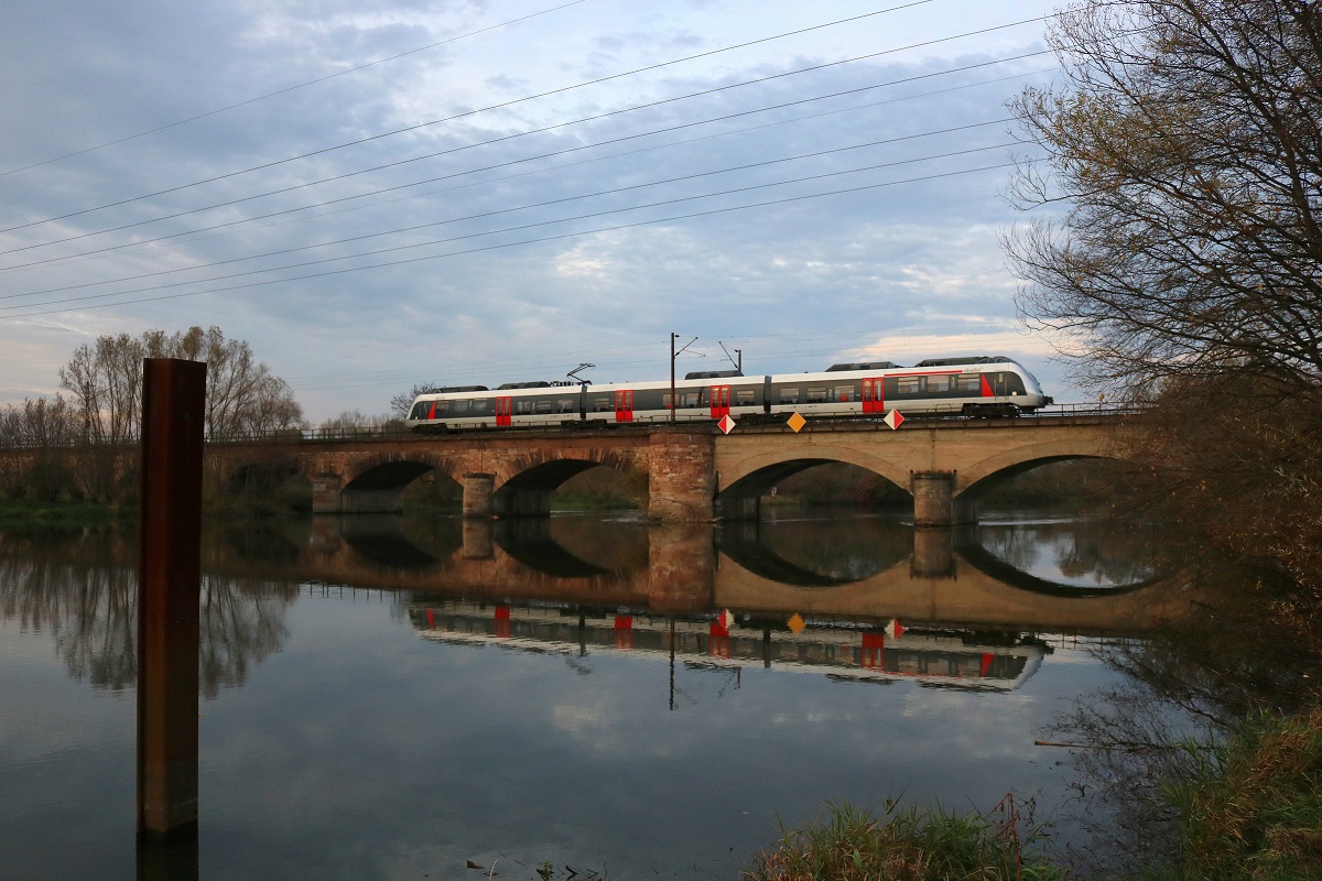 Ein dreiteiliger 9442 (Bombardier Talent 2) von Abellio Rail Mitteldeutschland als RB 74777 (RB75) von Lutherstadt Eisleben nach Eilenburg überquert die Saalebrücke bei Böllberg-Wörmlitz in Halle (Saale) auf der Bahnstrecke Halle–Hann. Münden (KBS 590). [4.11.2017 | 16:18 Uhr]
