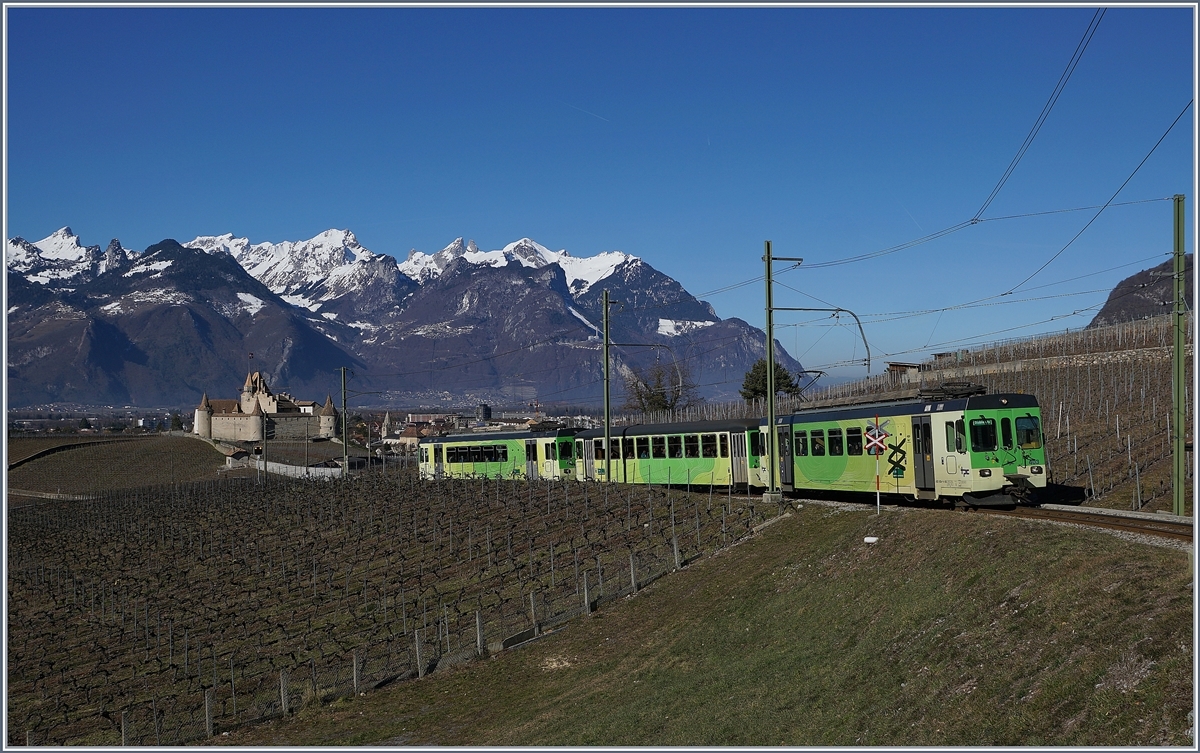 Ein dreiteiliger ASD Zug ist oberhalb von Aigle auf dem Weg Les Diablerets.

17. Februar 2019