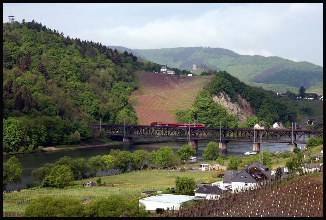Ein dreiteiliger ET 442 überquert am um 10.33 Uhr die Moselbrücke in Bullay.