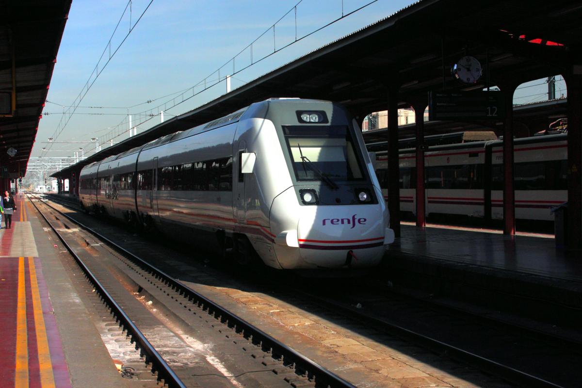 Ein dreiteiliger moderner Dieseltriebzug der Renfe steht am 30.10.2009 am Bahnsteig im Bahnhof Madrid Chamartin.