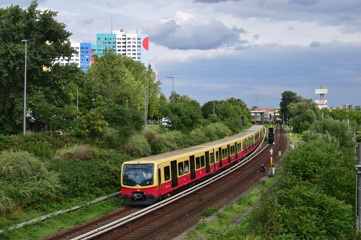 Ein Dreiviertelzug der Baureihe 481 fährt von der Storkower Straße kommend in Richtung Landsberger Allee.

Berlin 25.07.2023