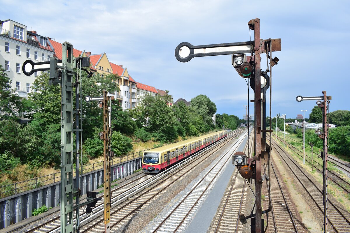 Ein Dreiviertelzug der Baureihe 481 passiert als S45 nach Südkreuz in Berlin Neukölln die Ausfahrsignale des Güterbahnhofes in Neukölln.

Berlin 21.07.2023