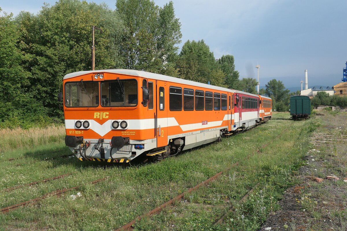 Ein Dreiwagenzug mit der f�hrenden slowakischen Brotb�chse 811 020-7 ist am 01.08.2026 offenbar als Reserve auf dem Gel�nde des an seiner Einsatzstrecke angrenzenden Podkru�nohorsk� technick� muzeum abgestellt.