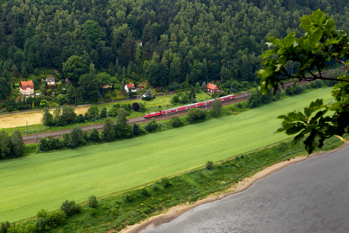 Ein  Dresdner S-Bahnzug in Fahrtrichtung Schöna am 16.06.2017, kurz vor Erreichen des Haltepunktes Kurort Rathen. Die Aufnahme erfolgte per Tele vom Bastei-Felsen aus.