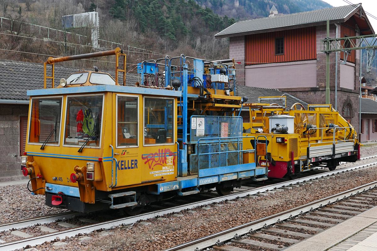 Ein drittes Oberleitungsrevisionsfahrzeug, hier mit Anhänger im Bahnhof von Waidbruck - Lajen / Ponte Gardena - Laion (05.03.2020).