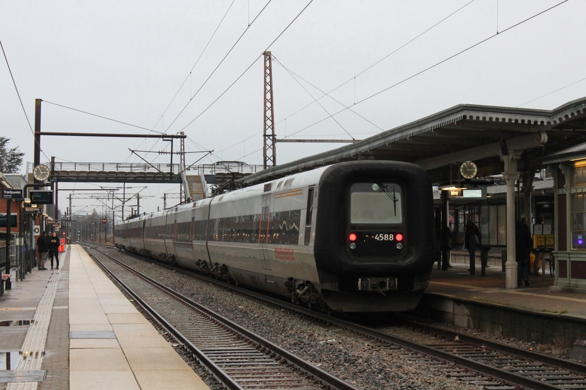 Ein DSB Øresundszug am Bahnhof Hellerup, 6/1/2014.