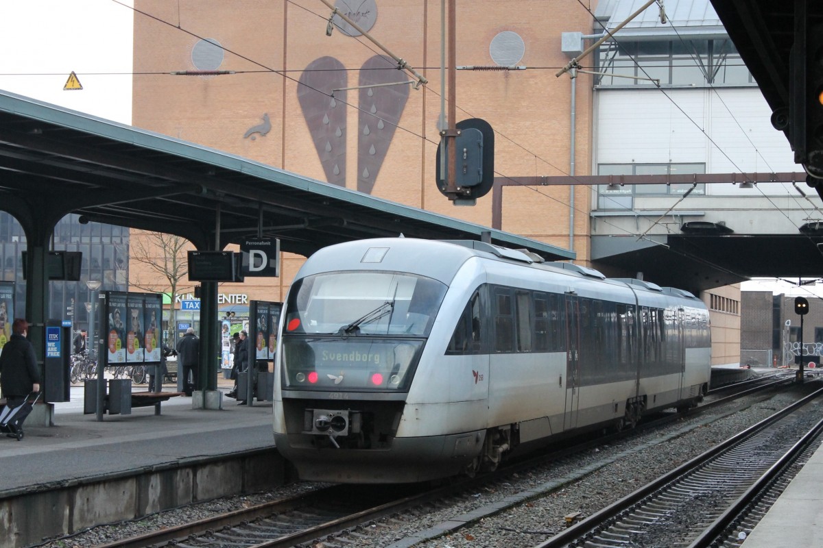 Ein DSB Desiro (MQ) am Bahnhof Odense. 11/2/2014.