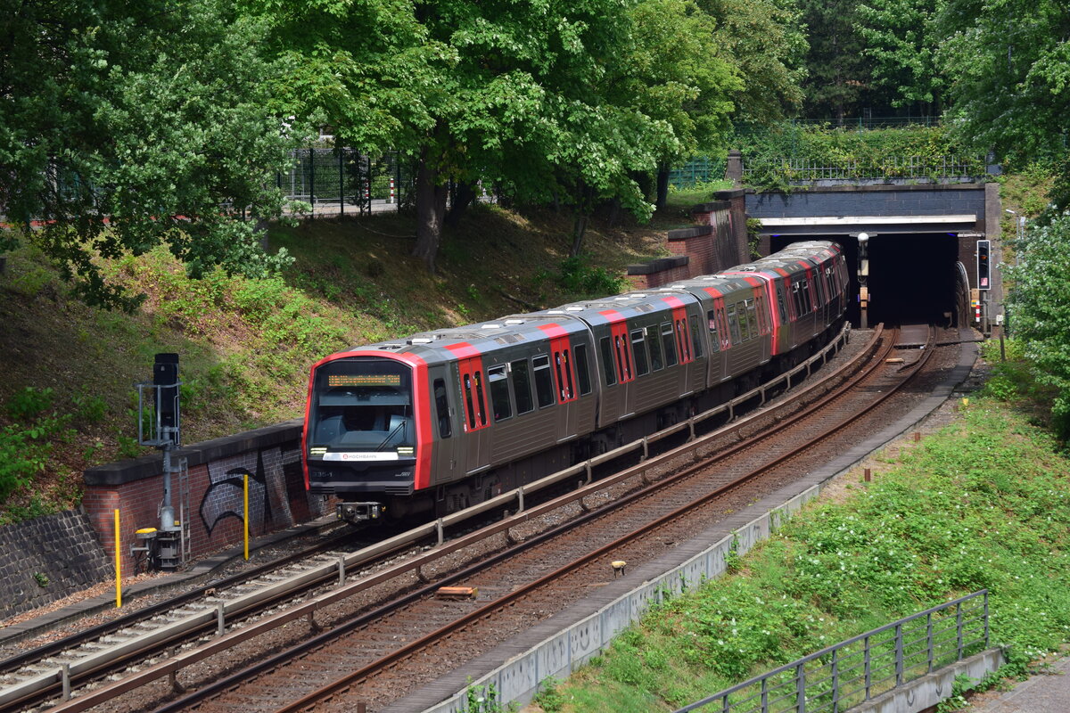 Ein DT5 Doppel hat soeben die Haltestelle Lübecker Straße verlassen und erreicht nun wieder Tageslicht wird kurz vor der Berliner Straße jedoch wieder in den Untergrund zu verschwinden.

Hamburg 27.07.2021