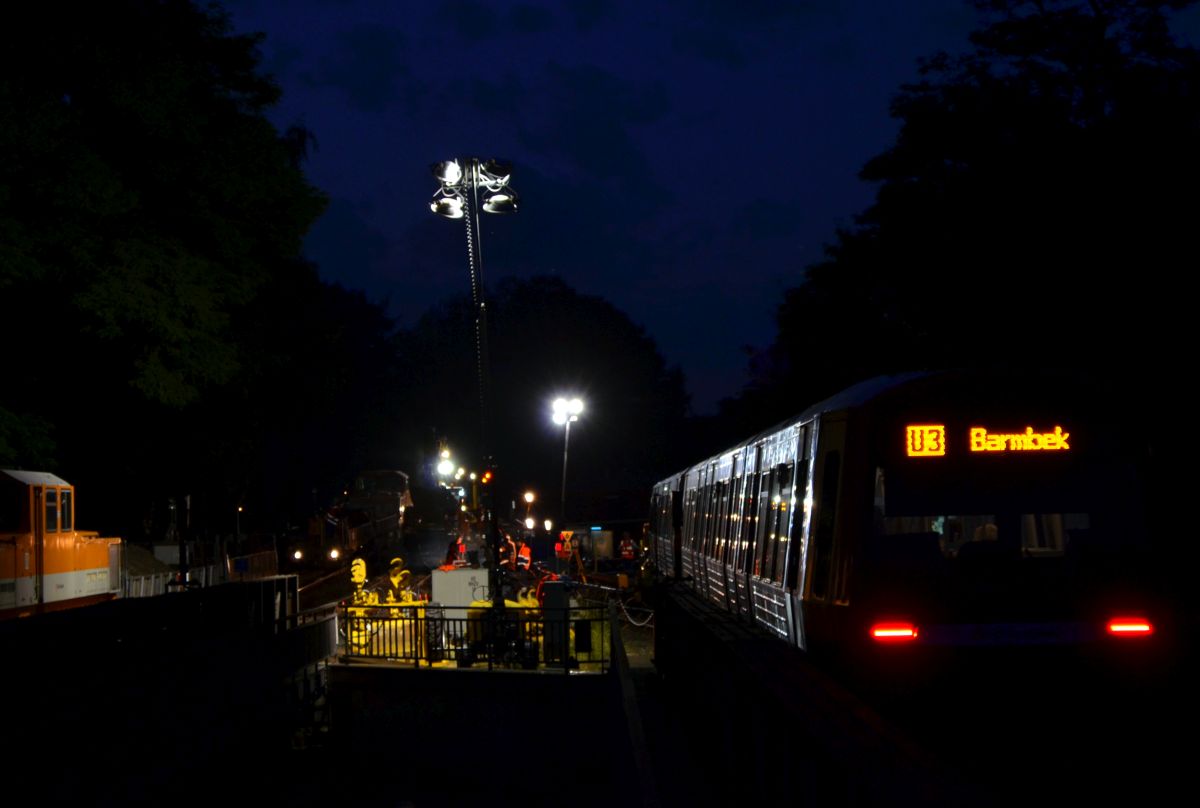 Ein DT5 Richtung  Barmbek  passiert die Baustelle am Hamburger U-Bahnhof  Kellinghusenstraße . 14.6.2014