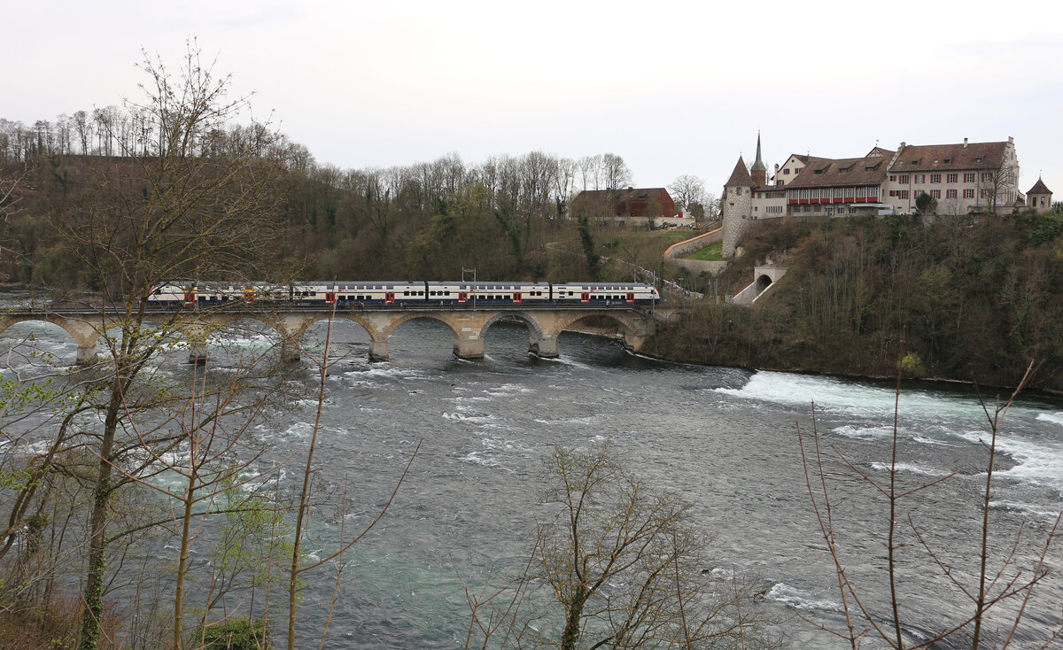 Ein DTZ als S24 auf der Rheinfallbrücke zwischen Schloss Laufen und Neuhausen am 03.04.2016.