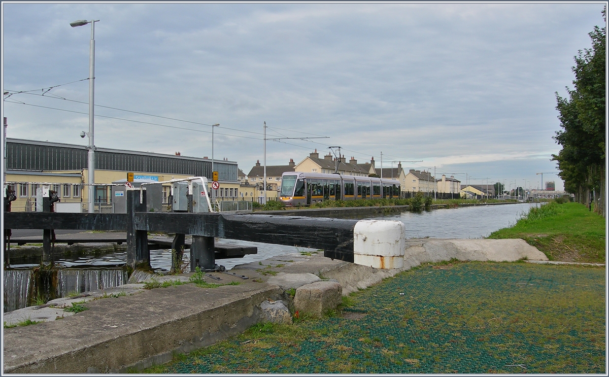 Ein Dublin LUAS Tram fährt am Grand Canal entlang Richtung Innenstadt. 
18. Sept. 2007
