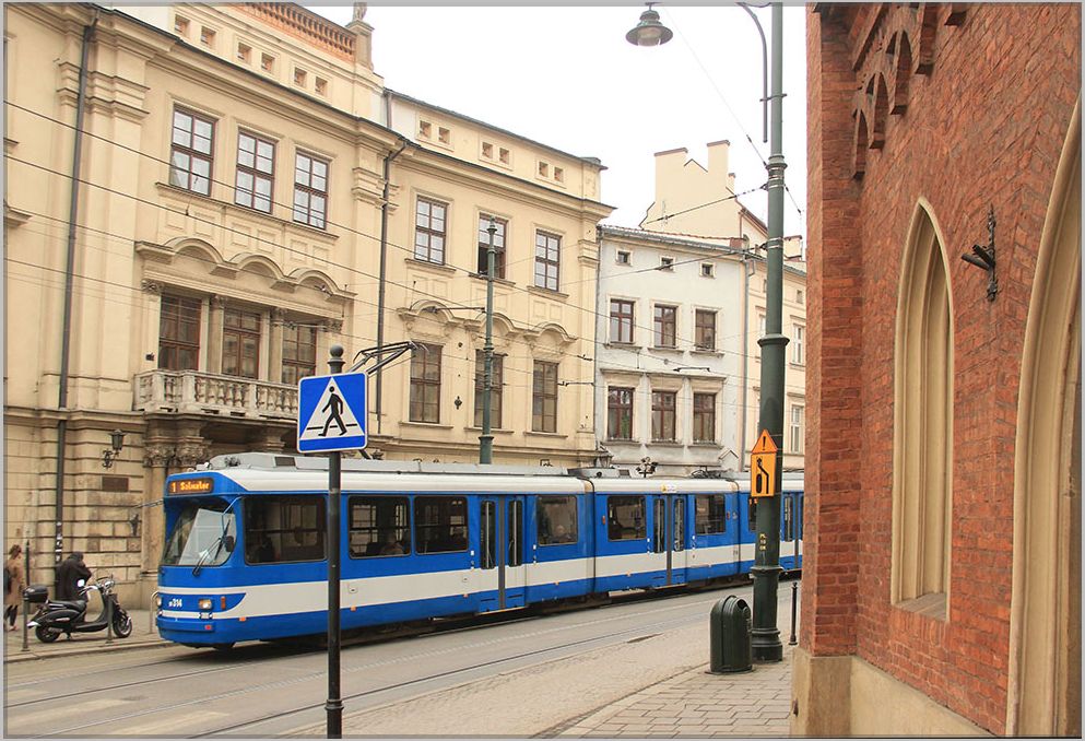 Ein Duewag GT8S in der Krakauer Franciszkanska. März 2018