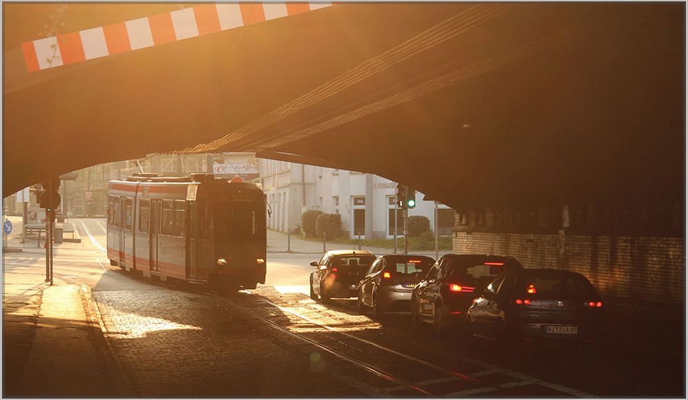 Ein Düwag Triebwagen M6S im morgendlichen Licht bei der Unterquerung der Eisenbahnbrücke in Witten. April 2019