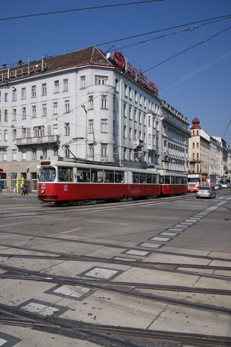 Ein E2-c5-Zug bestehend aus 4002 und 1402 auf der Wiener Linie D von Nußdorf zur Alfred-Adler-Straße kreuzt den Landstraßer Gürtel am Quartier Belvedere.