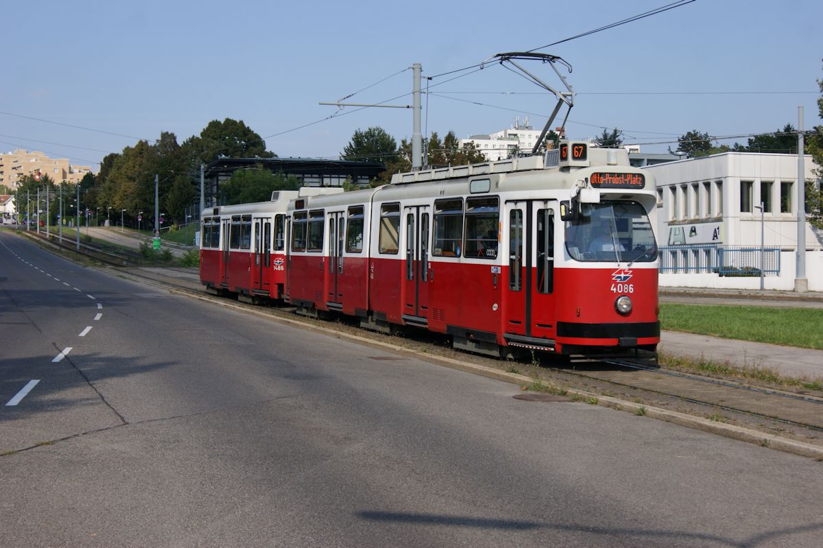 Ein E2-c5 Zug bestehend aus 4086 und 1486 der Wiener Linien war am 10.09.2016 als Linie 67 zwischen Per-Albin-Hansson-Siedlung und dem Otto-Probst-Platz unterwegs und erreichte hier die Wendestelle am Frödenplatz.