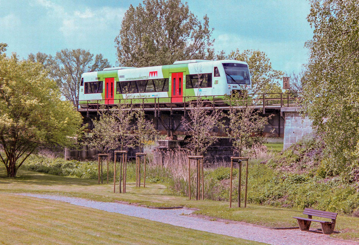 Ein EB-RegioShuttle am 24.5.06 auf der Brücke über die Brend beim Bad Neustädter Kurpark. 