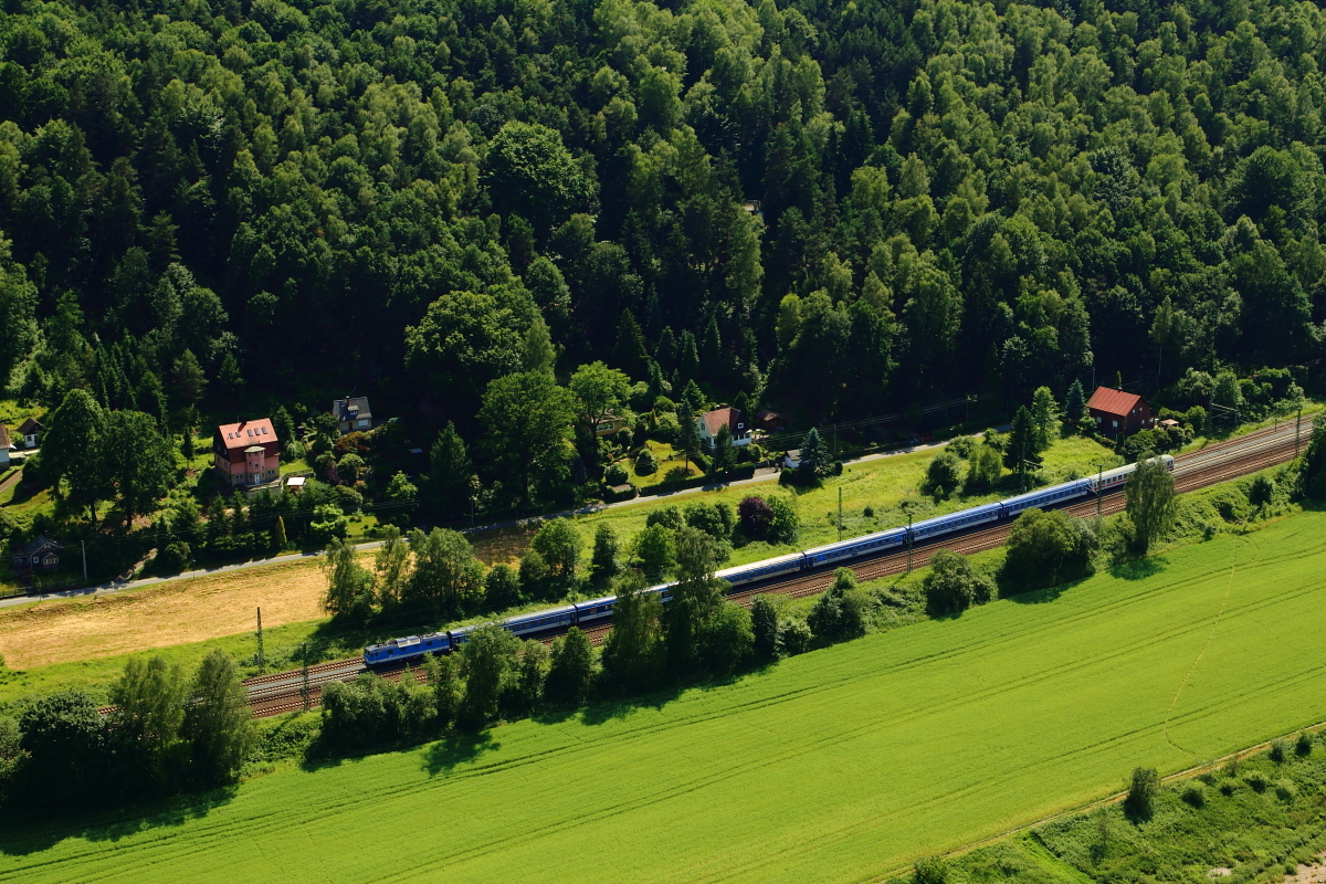 Ein EC am 16.06.2017 unterwegs auf der Elbtalstrecke, kurz vor Passage des Kurortes Rathen.