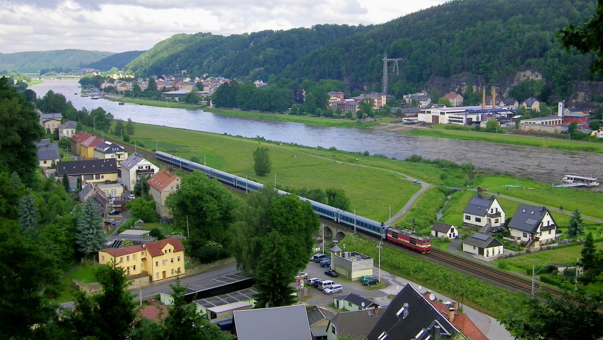 ein EC nach Budapest durchfährt den Ort Krippen bei Bad Schandau, was im Hintergrund zu sehen ist. Fotografiert von der Aussicht  Carolahöhe . (30.05.2014)