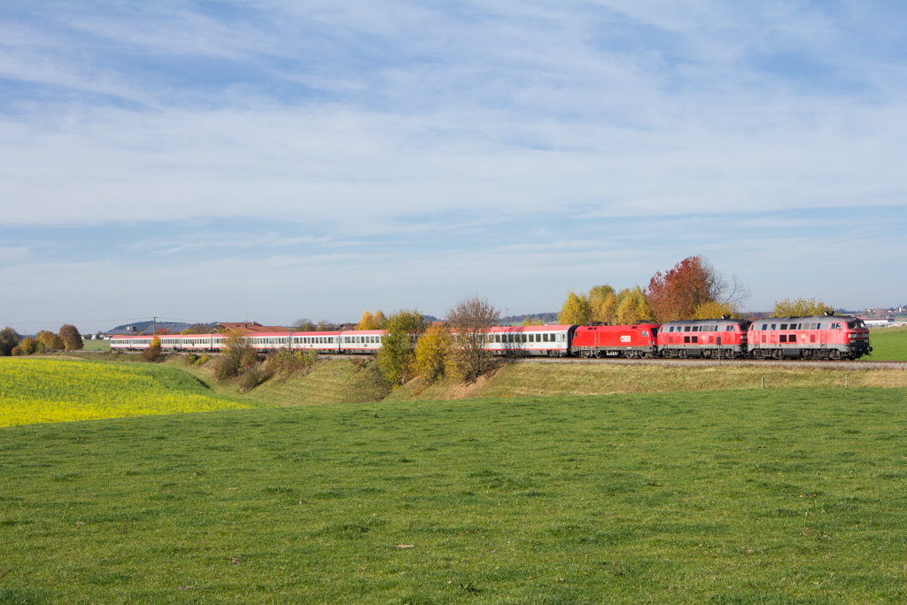 Ein EC Umleiter in Kirchweidach.Die Loknummern waren aus der Entfernung leider nicht zu erkennen.(26.10.13)
