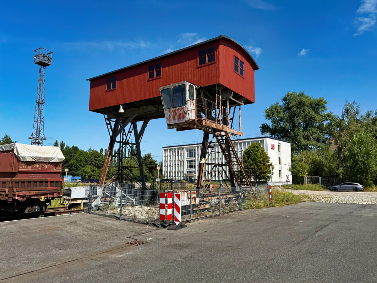 Ein echtes  Schmuckstück  steht im Güterbahnhof Zwickau: Der vor einigen Jahren umfassend renovierte Bahn-Portalkran, aufgenommen am 17.08.2025.