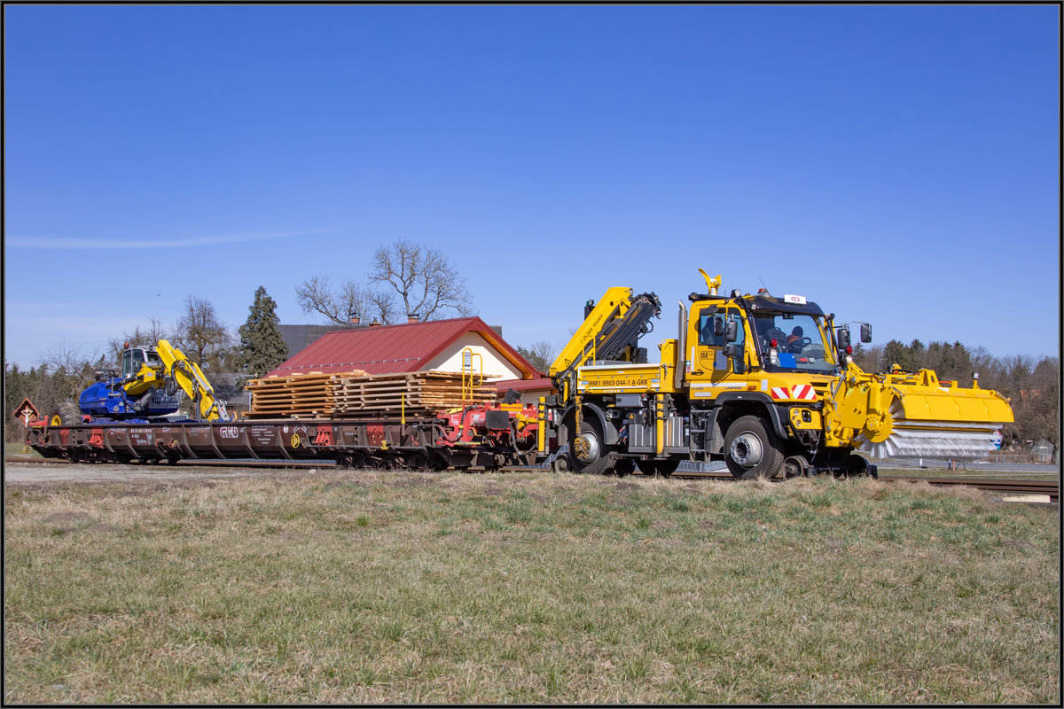 Ein eder erste Einsätze am Wieser Ast absolvierte der  Neue  der GKB . Hier in Schwanberg macht sich der Unimog bereit für den nächsten Arbeitseinsatz an diesem strahlenden 4.3.21