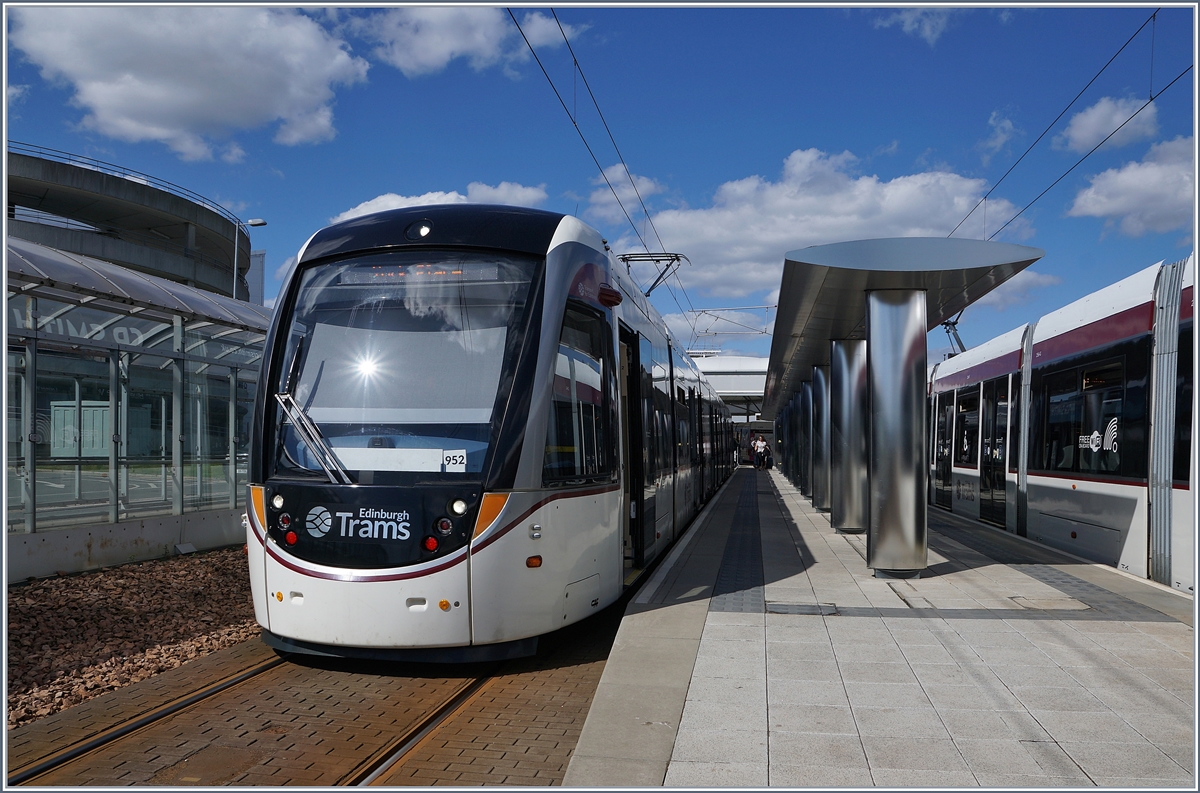 Ein Edinburgh Tram wartet beim Flughafen auf seine Abfahrt in ie Stadt.
21. April 2018