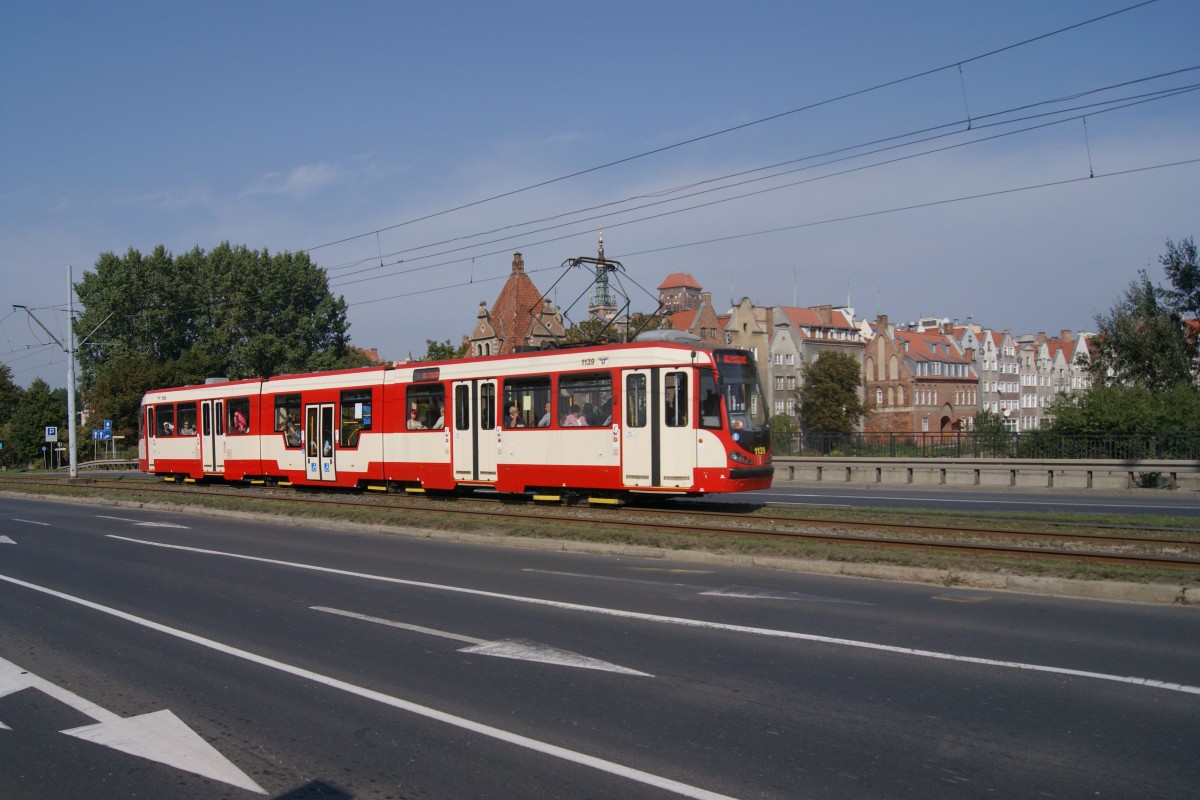 Ein ehemaliger Dortmunder N8C (1139) überquert die Stara Motlawa vor der Kulisse der Danziger Innenstadt kurz vor der Haltestelle Chmielna. (13.09.2014)